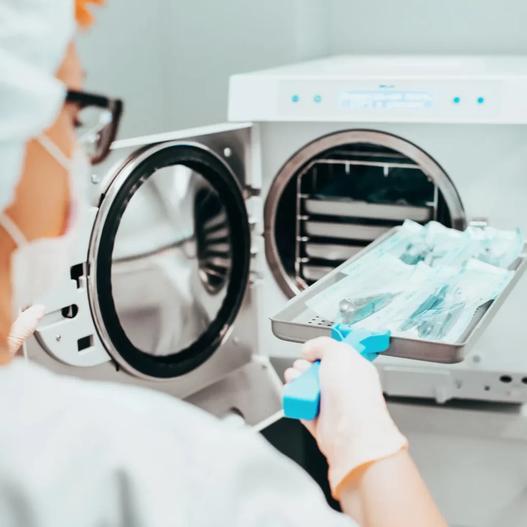 Doutora higienizando os materiais Odontológicos em autoclave.